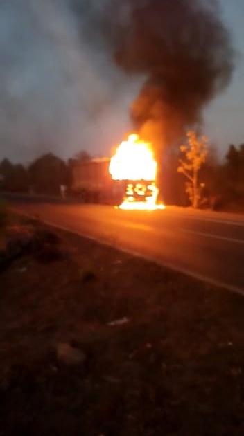 "The burning truck" on the Mumbai-Nashik highway, fortunately not injured | मुंबई-नाशिक महामार्गावर "द बर्निंग ट्रक", सुदैवाने जखमी नाही