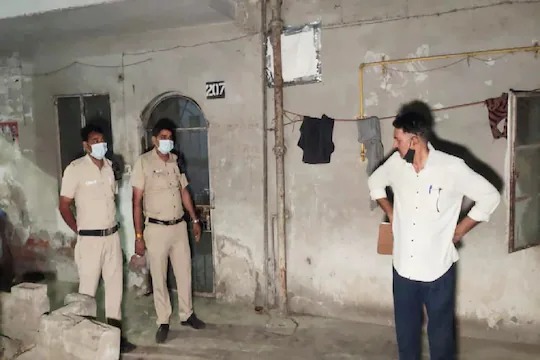 Crime News delhi vasant vihar 3 family members committed suicide after writing suicide note on the wall | "खोलीत आल्यावर लायटर किंवा आग लावू नका"; आईसह 2 लेकींची आत्महत्या, सुसाईड नोटने खळबळ