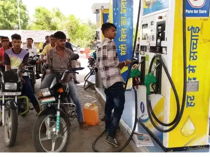alirajpur people of madhya pradesh filling petrol diesel from gujarat look at photos | मध्य प्रदेशातील लोक गुजरातमधून भरताहेत पेट्रोल; लागल्या भल्या मोठ्या रांगा, 'हे' आहे नेमकं कारण