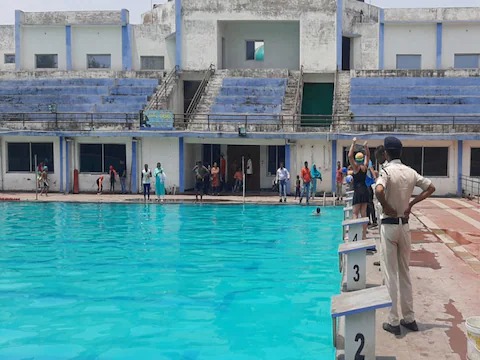 Girl molested at international swimming pool, trainer makes rude remarks on body fitness | आंतरराष्ट्रीय जलतरण तलावात मुलीचा विनयभंग, ट्रेनरने बॉडी फिटनेसवर केली असभ्य टिप्पणी