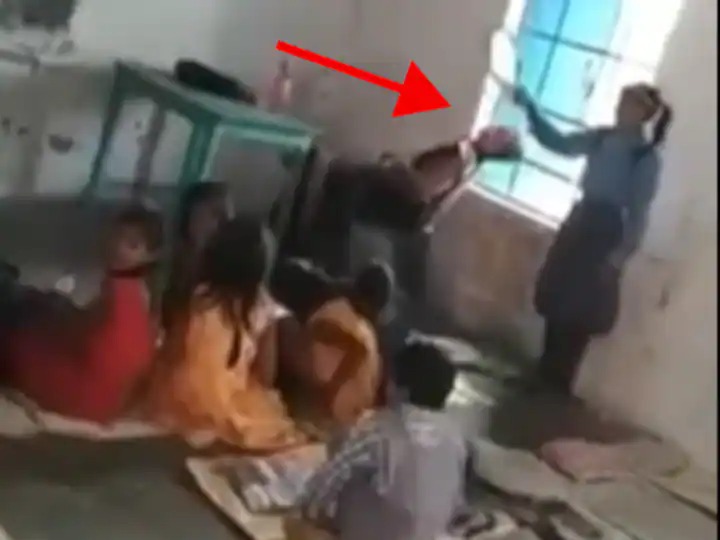 bihar teacher sleeping in class video viral on social media | Video - संतापजनक! वर्गात शिक्षिका काढतेय झोपा अन् विद्यार्थिनीला घालायला लावला वारा