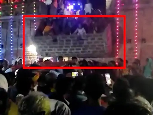The bride and groom briefly escaped, with 12 people injured when the balcony collapsed during the wedding | नवरा नवरी थोडक्यात बचावले, लग्नादरम्यान बाल्कनी कोसळल्याने झाले 12 जण जखमी