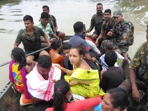 assam flood 2 policemen swept away during rescue operation in nagaon bodies recovered | Assam Flood : पावसाचे थैमान! आसाममध्ये पूरग्रस्तांच्या मदतीसाठी गेलेले पोलीस नदीमध्ये गेले वाहून; दोघांचा मृत्यू