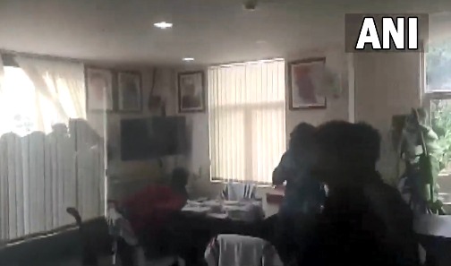 Rahul Gandhi's office was vandalized by SFI activists, video surfaced | राहुल गांधींच्या कार्यालयाची SFI कार्यकर्त्यांनी केली तोडफोड, व्हिडिओ आला समोर