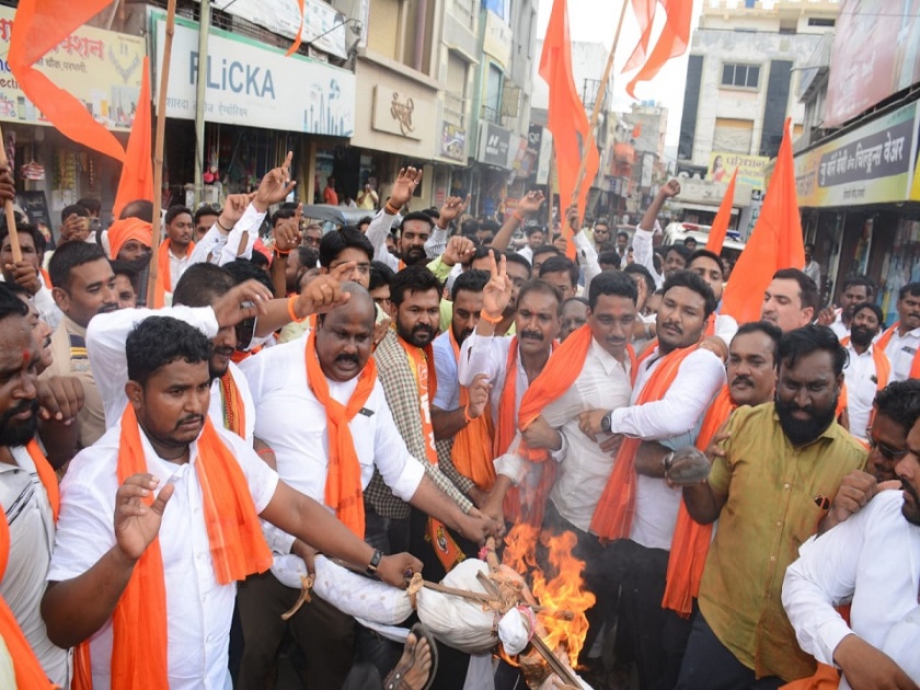 The traitors will not be allowed to set foot; Burning of the symbolic statue of the rebels of Shiv Sena in Parbhani | 'गद्दारांना पाय ठेऊ देणार नाही'; शिवसेनेतील बंडखोरांच्या प्रतीकात्मक पुतळ्याचे परभणीत दहन