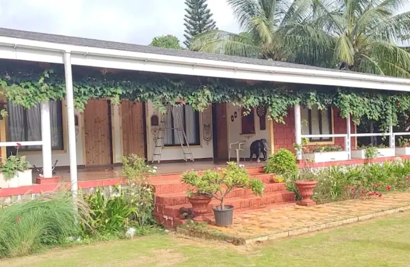 Police protection removed from Eknath Shinde's bungalow in Satara | Eknath Shinde : एकनाथ शिंदेंच्या साताऱ्यातील बंगल्याचा पोलीस बंदोबस्त हटवला