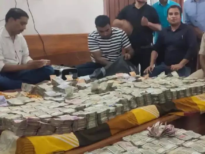 vigilance raid 4 location of patna posted drug inspector jitendra kumar houses found huge amount of cash | बापरे! 5 पोत्यांमध्ये 4 कोटी, कारसह सोन्याचांदीचे दागिने; ड्रग्ज इन्स्पेक्टरकडे कोट्यवधींचं घबाड