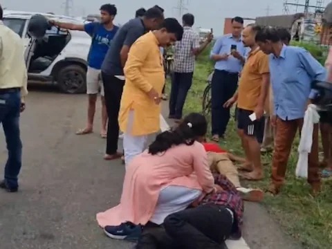 car overturned on highway minister kapil dev agarwal picked up injured and took them to hospital | कौतुकास्पद! हायवेवर अपघात होताच मंत्र्यांनी थांबवला ताफा; जखमींच्या मदतीसाठी घेतला पुढाकार