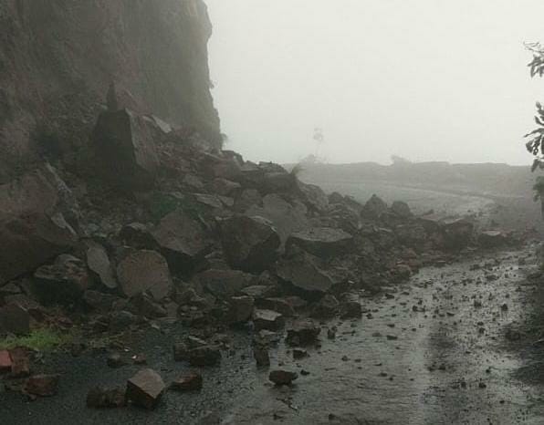 landslide in anuskura ghat heavy rain in rajapur | अणुस्कूरा घाटात दरड कोसळली; एकेरी वाहतूक सुरू करण्यात प्रशासनाला यश  
