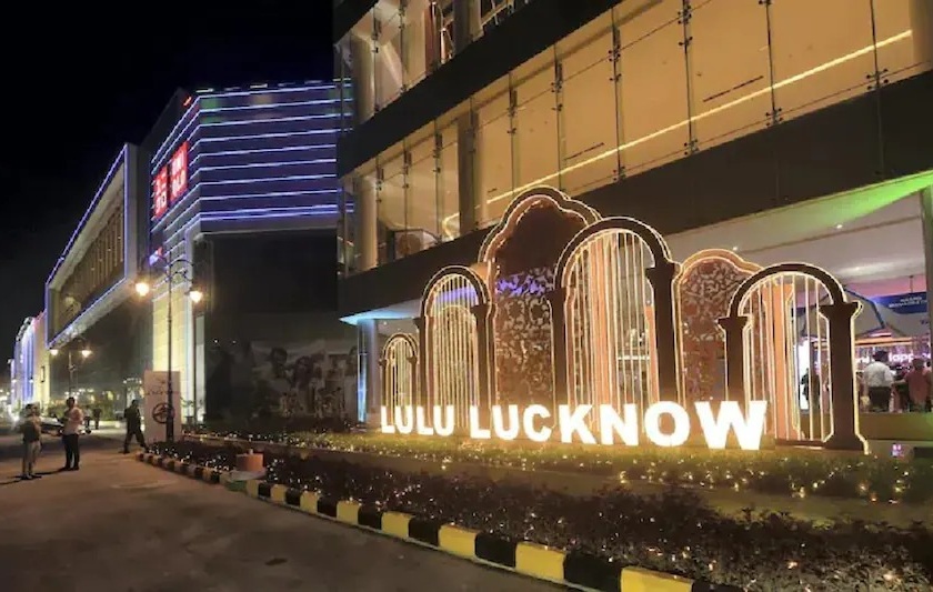 Chaos outside Lucknow's Lulu Mall, 15 people who came to chant Hanuman Chalisa were detained | Lulu Mall Lucknow: लखनऊच्या लुलू मॉलबाहेर गोंधळ, हनुमान चालीसा पठणासाठी आलेल्या १५ जणांना घेतले ताब्यात