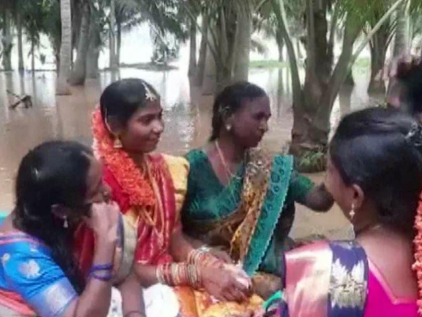Video bride reaches grooms house wedding boat amidst floods konaseema andhrapradesh | Video - लग्नासाठी काय पण! परिसराला पुराचा वेढा पण मागे नाही हटले, बोटीने नवरदेवाचे घर गाठले