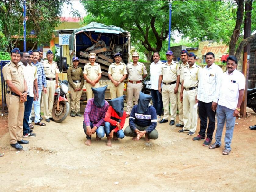 criminal gang jailed in nakabandi at latur; 7 lakhs worth of goods seized | नाकाबंदीत सराईत गुन्हेगार टोळी जेरबंद; ७ लाखांचा मुद्देमाल जप्त
