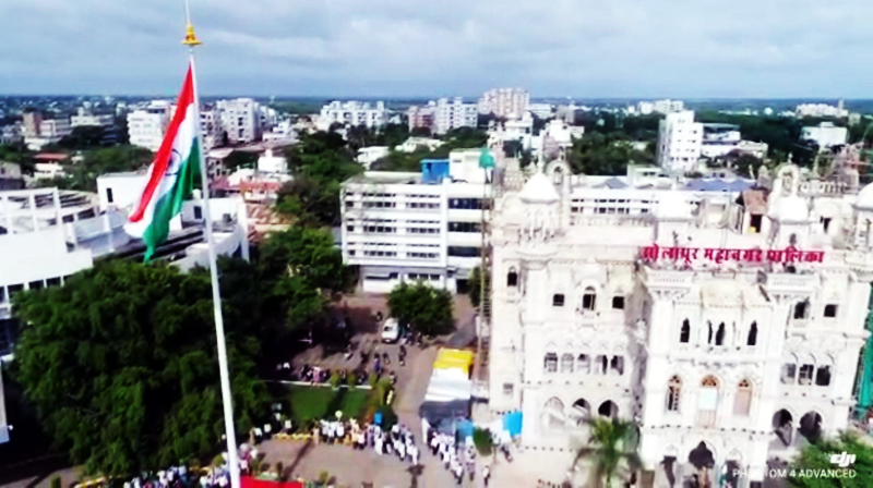 A new history took place in Krantibhoomi Solapur; The tricolor was hoisted on a hundred feet tall pillar in Solapur Municipality | क्रांतिभूमी सोलापुरात नवा इतिहास घडला; सोलापूर महापालिकेत  शंभर फूट उंच स्तंभावर तिरंगा फडकला