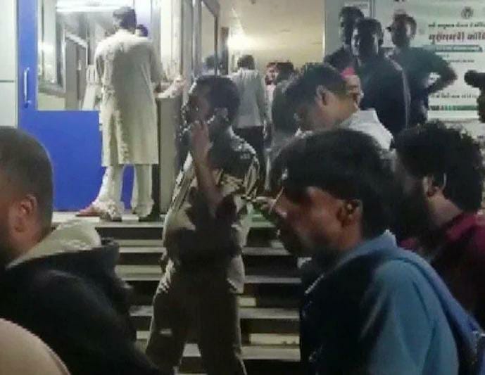 Crime News army firing range berchha defective bomb blast indore dispute madhya pradesh | भयंकर! तरुण संतापला, थेट आर्मी रेंजमधील बॉम्ब उचलून जमिनीवर फेकला; दोघांचा मृत्यू, 15 जखमी