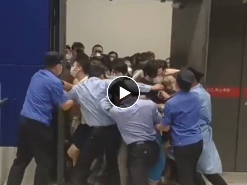 CoronaVirus News shanghai crowds trying escape ikea store lockdown covid close contact video viral china corona | CoronaVirus News : कोरोनाचा धसका! क्वारंटाईनच्या भीतीने लोकांची पळापळ; शांघायमधील धक्कादायक Video 
