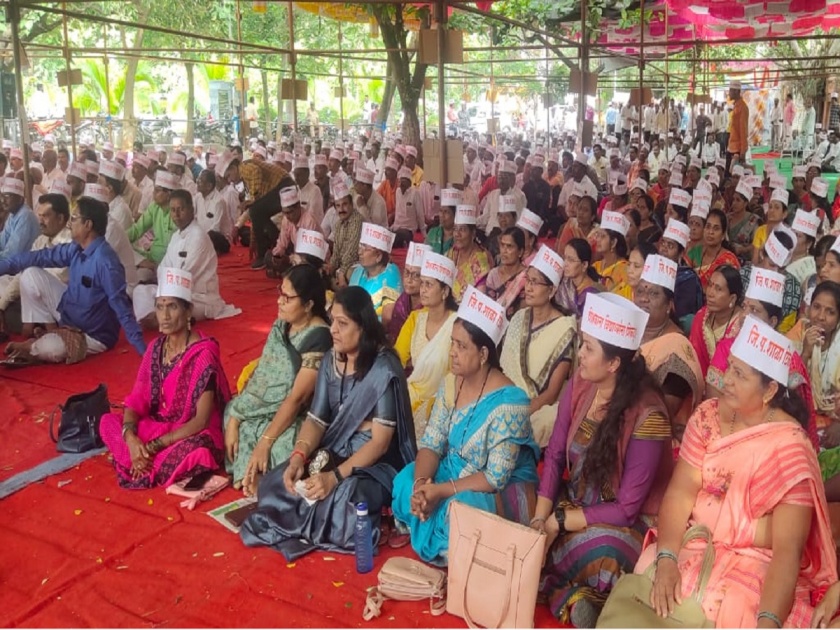 Teachers protest for pending issues before Latur Zilla Parishad | लातूर जिल्हा परिषदेसमोर प्रलंबित प्रश्नांसाठी शिक्षकांचे धरणे आंदोलन