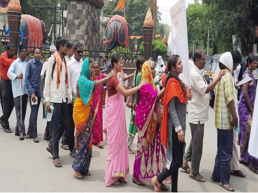 Hang accused of Aarohi murder case; Disabled people's march to the Collector's office | आराेही हत्याकांडातील आरोपीस फाशी द्या; दिव्यांगांचा जिल्हाधिकारी कार्यालयावर मोर्चा