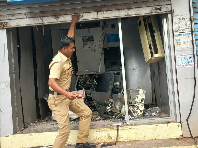Crime News Bank of Maharashtra ATM robbery in nagothane satara | धक्कादायक! महाराष्ट्र बँकेच्या ATM वर दरोडा; लाखोंची रोख रक्कम लंपास 