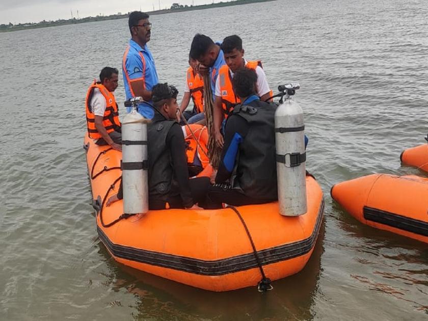 The collector Radhavinod Sharma himself descended into the Majalgaon lake in a boat in search of the doctor's body; The search is not successful | डॉक्टरचा मृतदेह शोधकार्यासाठी स्वतः जिल्हाधिकारी धरणात उतरले; आरोग्यदूत गमावल्याने ग्रामस्थ शोकाकुल
