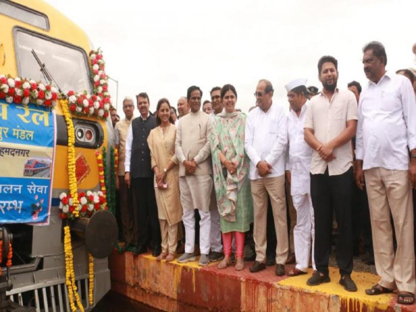 Beedkar's dream came true, Chief Minister Eknath Shinde flagged off Ashti-Nagar railway | अखेर बीडकरांचे स्वप्न साकार झाले; आष्टी-नगर रेल्वेसेवेचे मुख्यमंत्र्यांच्या हस्ते झाले उद्घाटन