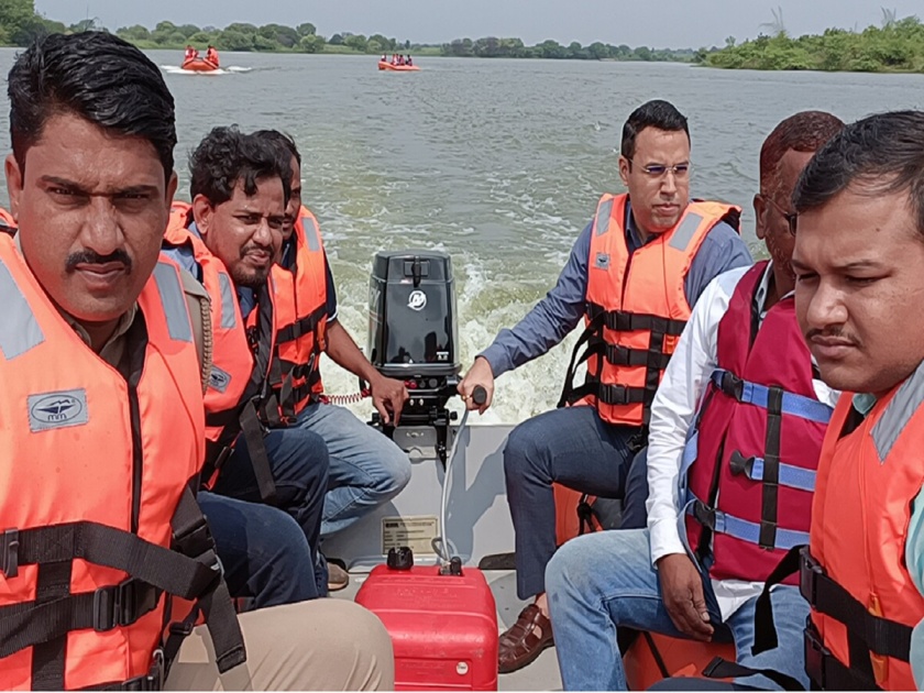 Mock drills to deal with flood situations in Latur; The Collector operated the rescue boat himself | लातुरात पूर परिस्थिती हाताळण्याची रंगीत तालीम; जिल्हाधिकाऱ्यांनी स्वत: चालविली रेस्क्यू बोट