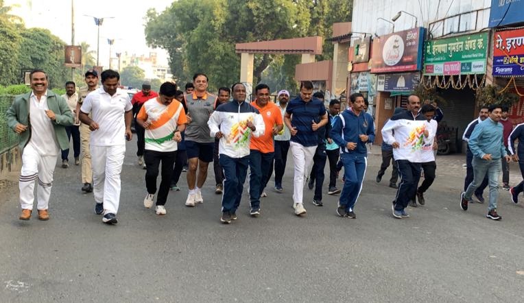 Unity Run in Solapur; Collector, police officer, municipal officer ran | सोलापुरात एकता दौड़; जिल्हाधिकारी, पोलीस अधिकारी, महापालिका अधिकारी धावले