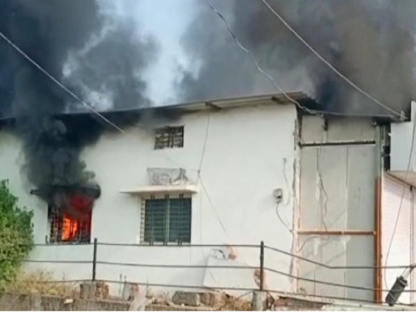 A fire broke out at a four-wheeler showroom in Vaijapur | वैजापुरात चारचाकी गाड्यांच्या शोरूमला भीषण आग