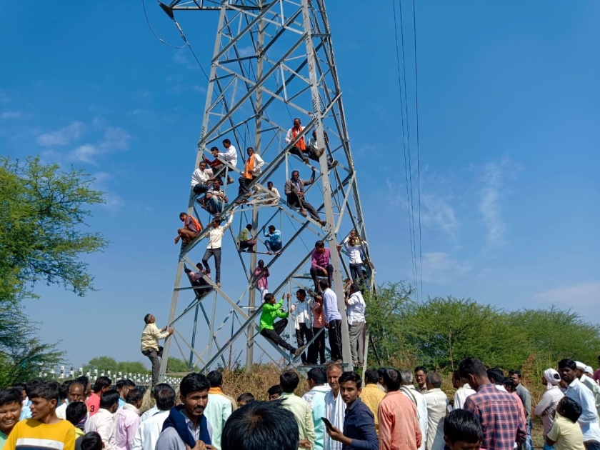 Rabi season begins and there is no electricity; Aggressive farmers protest by climbing the tower | रब्बी हंगाम सुरु अन् वीज नाही; आक्रमक शेतकऱ्यांचे टॉवरवर चढून आंदोलन