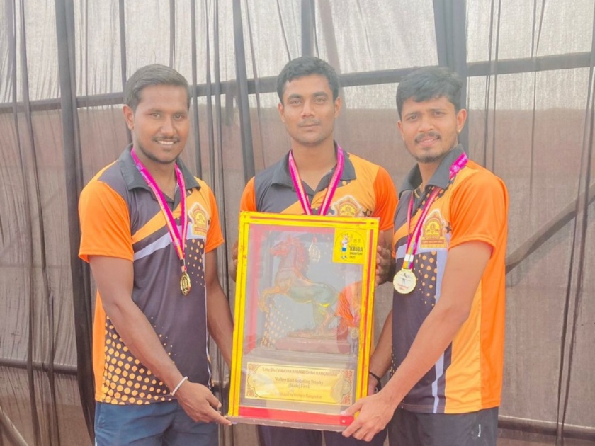 The three players of Latur left an impression on the sports festival! The university won gold in volleyball | लातूरच्या तिकडीने क्रीडा महोत्सव सोडली छाप ! व्हॉलीबॉलमध्ये विद्यापीठास मिळवून दिले सुवर्ण