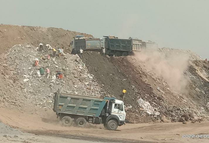 Seizure action against 16 dumpers in the case of unlicensed transportation of debris from Uran Forest Division | उरण वनविभागाच्या हद्दीतून विनापरवाना डेब्रिज वाहतूक प्रकरणी १६ डंपरवर जप्तीची कारवाई