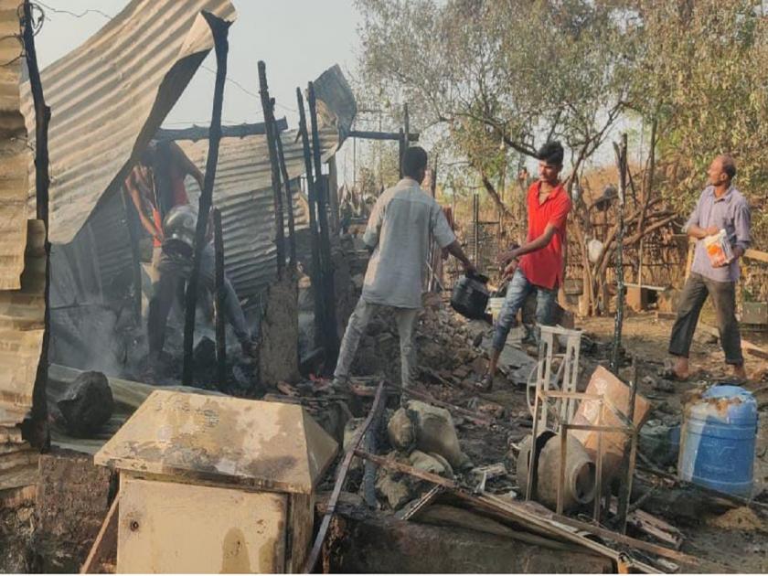 A house built by labor was gutted by fire, the area was shaken by the explosion of a gas cylinder | मजुरी करून उभारलेलं घर आगीत भस्मसात, गॅस सिलेंडरच्या स्फोटाने परिसर हादरला