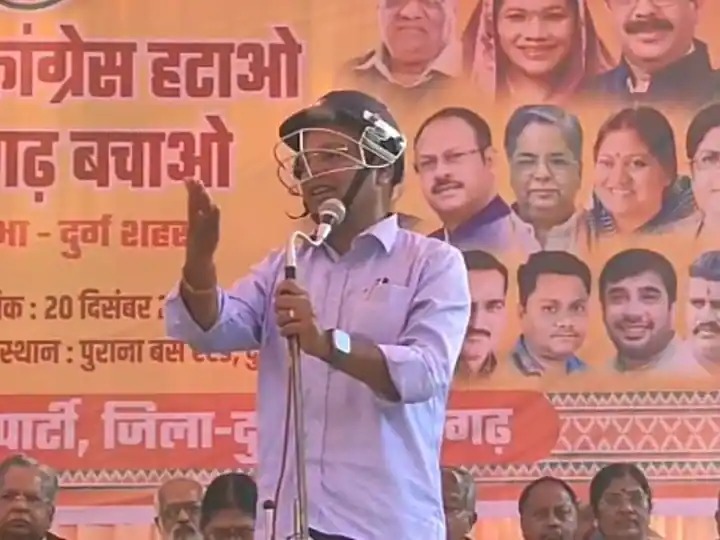 BJP Ajay Chandrakar speech wearing helmet on stage says police do not have time from vip duty | Video - ...अन् थेट हेल्मेट घालून सभेत भाषण द्यायला पोहोचला भाजपा आमदार; 'या' गोष्टीची होती भीती