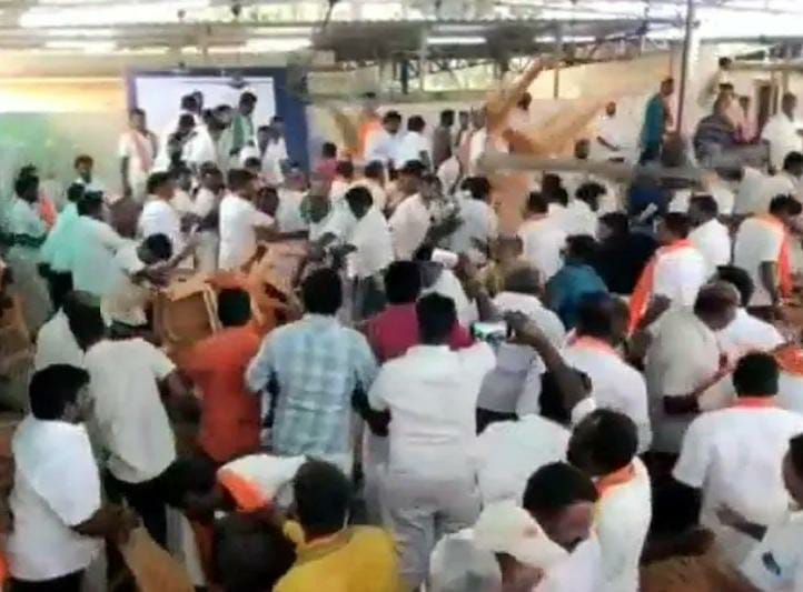 issue over party post between bjp groups lead to flinging chairs at each other tamil nadu | दे दणादण! भाजपा कार्यालयात तुंबळ हाणामारी; नेत्यांनी एकमेकांवर फेकल्या खुर्च्या, Video व्हायरल