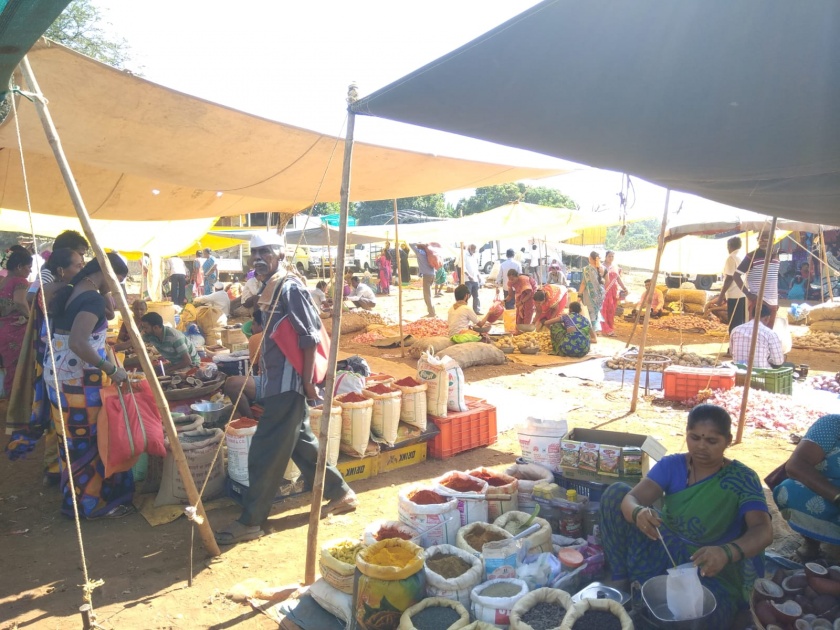 Weekly market in Raigad accelerates economic cycle of local traders, sustains 133 years of tradition | रायगडमध्ये आठवडा बाजारामुळे स्थानिक व्यापाऱ्यांच्या अर्थचक्राला गती, १३३ वर्षांची परंपरा टिकून