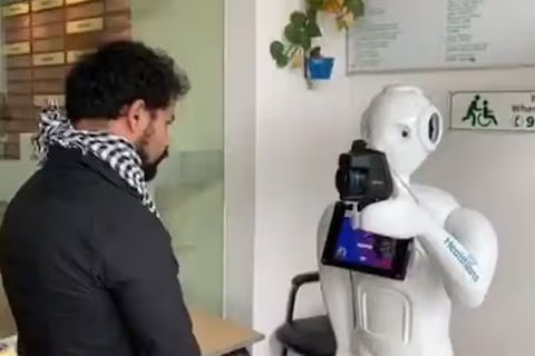 promobot is offering heavy money for face registration | तंत्रज्ञानाची किमया! "रोबोटला चेहरा द्या अन् 1.5 कोटी घरी न्या"; 'या' कंपनीने दिली भन्नाट ऑफर