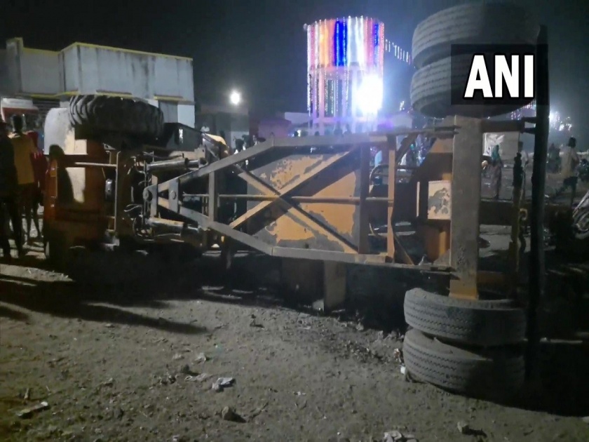 Three killed when a crane crashed in temple fest in Keezhveedhi village near Nemili TamilNadu | Video - मोठी दुर्घटना! तामिळनाडूत मंदिराच्या उत्सवादरम्यान कोसळली क्रेन, 4 जणांचा मृत्यू, 9 जखमी