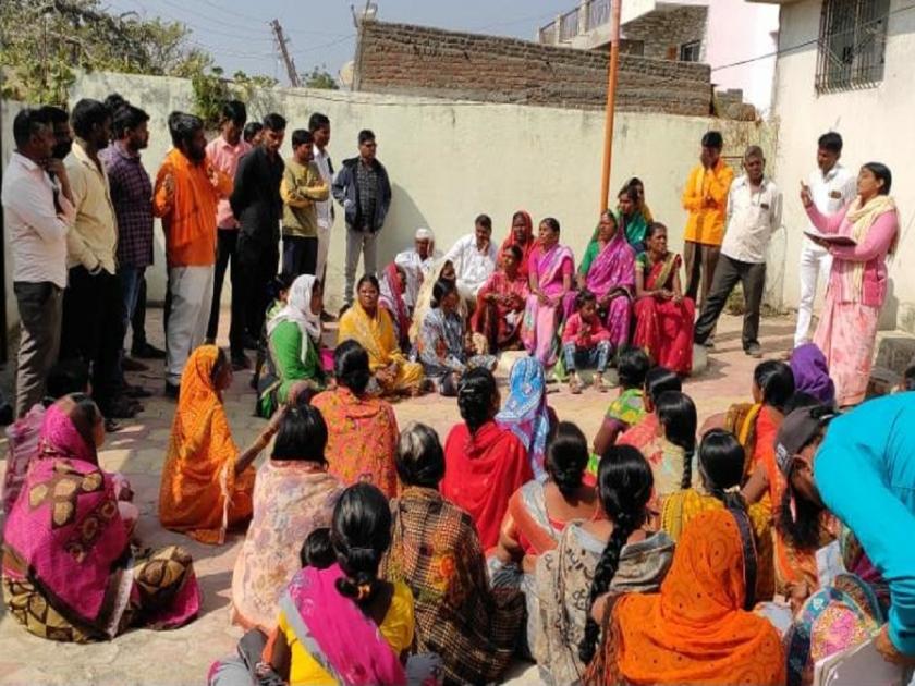 Women marched directly to the Gram Panchayat office for the prohibition of alcohol | दारूबंदीसाठी महिलांचा एल्गार, ग्रामपंचायत कार्यालयावर मोर्चा, घोषणांनी गाव दणाणले