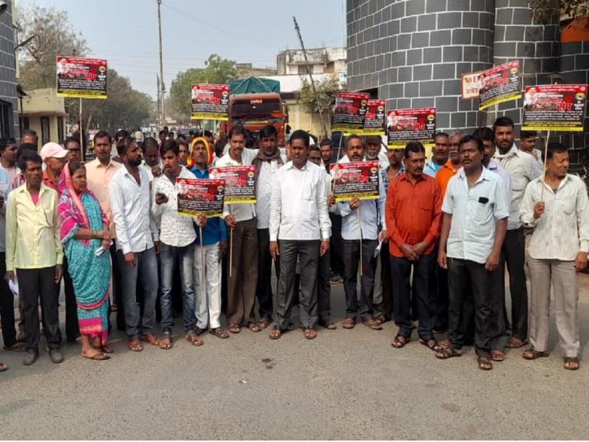 Symbolic strike of Mathadi workers in Latur; Demonstrations before the Market Committee | लातुरात माथाडी कामगारांचा लाक्षणिक संप; बाजार समितीसमोर निदर्शने