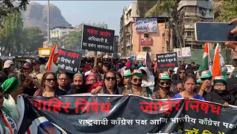 A march in Mumbra for the dismissal of Mahesh Aher | महेश आहेर यांच्या बडतर्फीसाठी मुंब्य्रात मूकमोर्चा; आनंद परांजपेंनी दिला इशारा