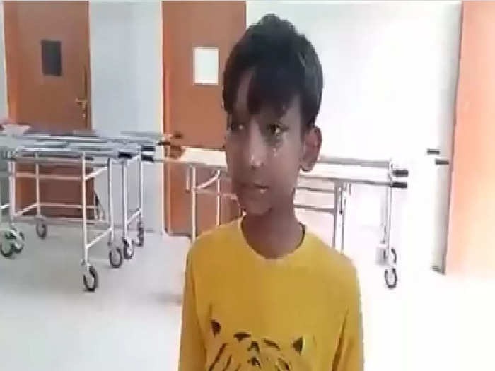 video of 11 years old boy whose father died due to negligence of doctors | Video - हृदयद्रावक! कोणती ट्रेन 10 मिनिटात लखनौला नेईल? वडिलांच्या मृत्यूनंतर लेकाचा सवाल