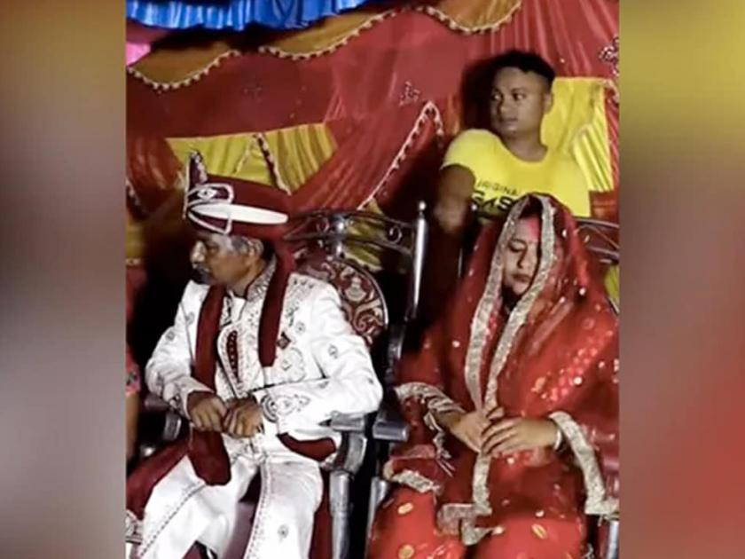 groom kept sitting man behind put sindoor on bride then girl did- omething hilarious video | Video - नवरदेव स्टेजवर बसला होता, मागे उभ्या असलेल्या व्यक्तीने नवरीच्या भांगेत भरलं सिंदूर अन्...