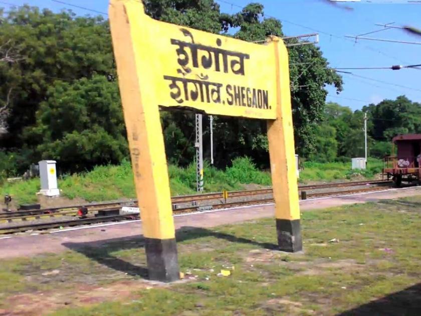 Three trains including Nagpur-Pune Express stop at Shegaon station | नागपूर-पुणे एक्स्प्रेसह तीन गाड्यांना शेगाव स्थानकावर थांबा