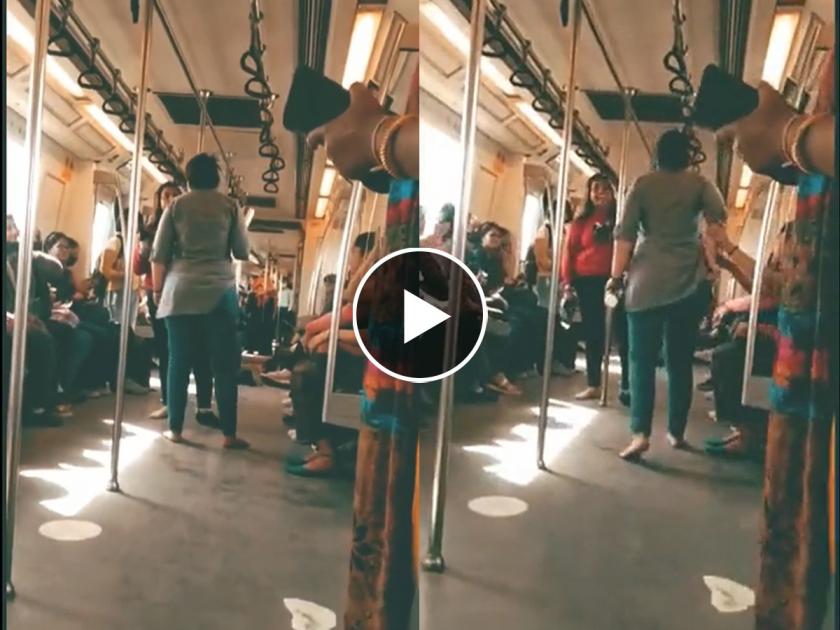 kalesh between two girls inside metro over seat issue watch woman chappal bottle fight video | Video - तुफान राडा! एकीने चप्पल काढली तर दुसरीने बाटली: मेट्रोत 2 मुलींमध्ये जोरदार हाणामारी