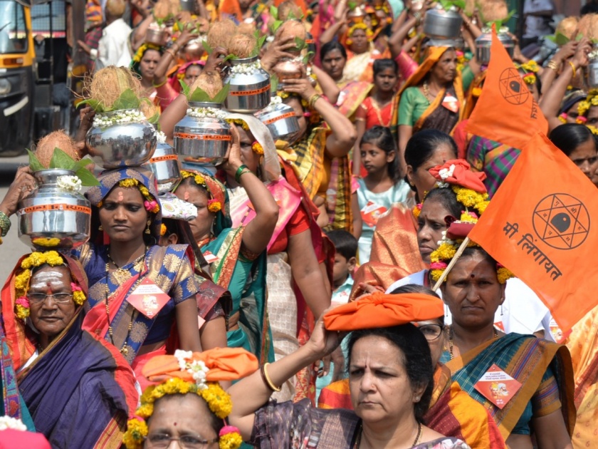 Hundreds of women came together in Solapur; Jalakumbh procession performed Jalabhishek to Shivlinga | सोलापुरात शेकडो महिला आल्या एकत्र; जलकुंभ मिरवणूकीने केला शिवलिंगास जलाभिषेक
