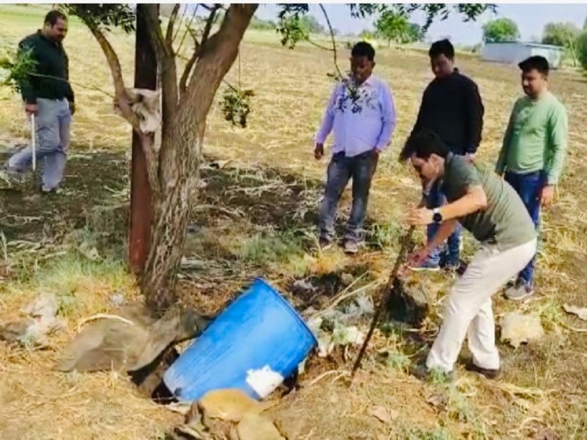 excise depts raid on hatbhatti addas; 3500 liters of chemicals along with alcohol were destroyed in Latur | हातभट्टी अड्ड्यांवर 'उत्पादन शुल्क'चा छापा; दारूसह ३५०० लिटर रसायन केले नष्ट