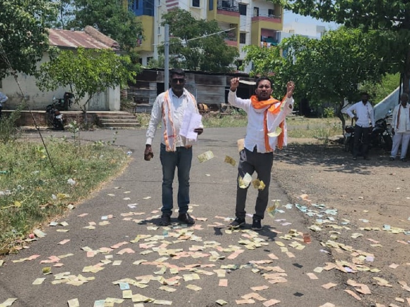 Demonstrators tossed currency notes in front of Agriculture Officer office; Demand action against pesticide companies | हिंगोलीत कृषी अधिकारी कार्यालयासमोर आंदोलकांनी उधळल्या नोटा