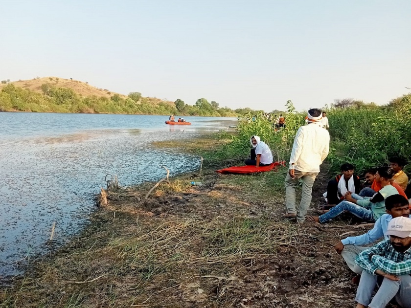 Talathi's body found in Purna river basin after 30 hours; Accident during action on sand blast at Jintur | वाळू धक्क्यावर कारवाई दरम्यान बुडालेल्या तलाठ्याचा ३० तासानंतर सापडला मृतदेह