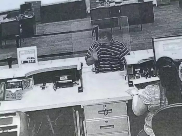 man stops bank robbery by hug and talking to the suspect in california | बँक लुटण्यासाठी आलेल्या व्यक्तीला वृद्धाने दिली 'जादू की झप्पी'; चोर झाला इमोशनल, म्हणाला...