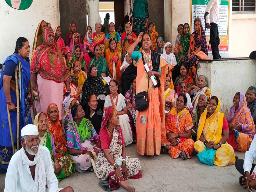 Women of Congress stayed at Jalna Tehsil office for the queries of the destitute | निराधारांच्या प्रश्नांसाठी महिला काँग्रेसचा जालना तहसील कार्यालयात ठिय्या
