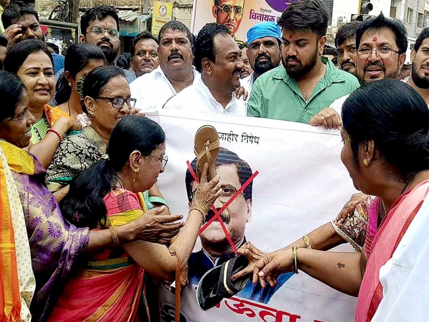 Sanjay Raut's image was beaten by slippers; Aggressive protests by Shiv Sena Shinde group in Jalna | संजय राऊत यांच्या प्रतिमेस मारले जोडे; शिवसेना शिंदे गटाचे जालन्यात आक्रमक निदर्शने